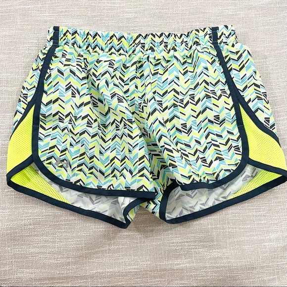 Under Armour Semi-Fitted Geometric Shorts Size S - Picture 1 of 7